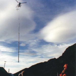Installazione palo strallato con elicottero